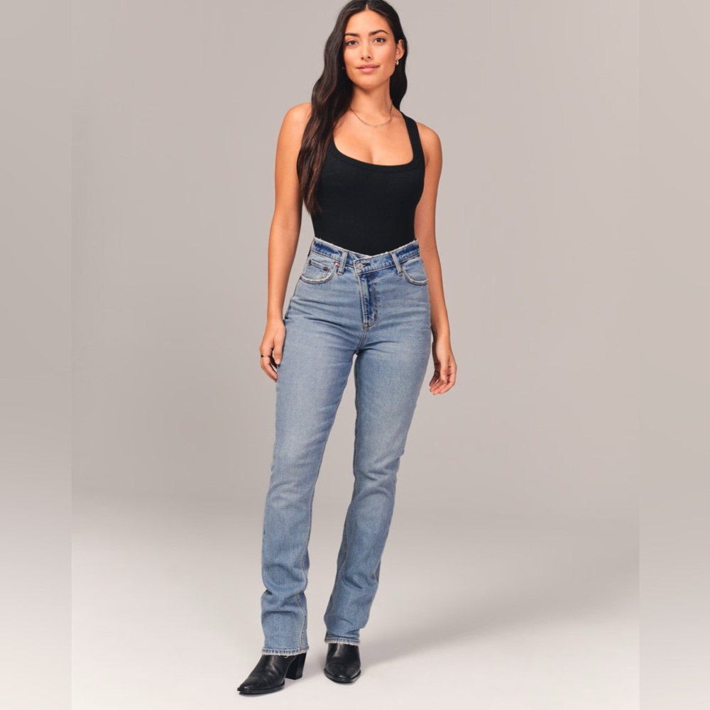 Abercrombie Curve Love Ultra High Rise 90s Slim Straight Jean